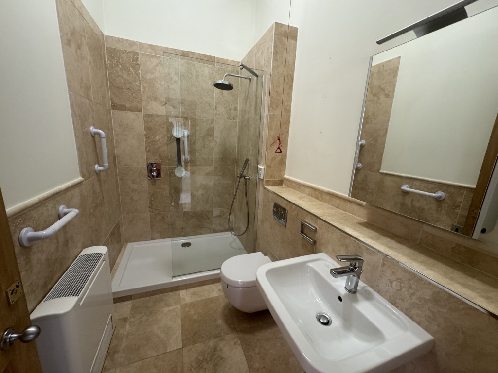 Lot: 197 - RETIREMENT APARTMENT WITH SEA VIEWS - Shower room